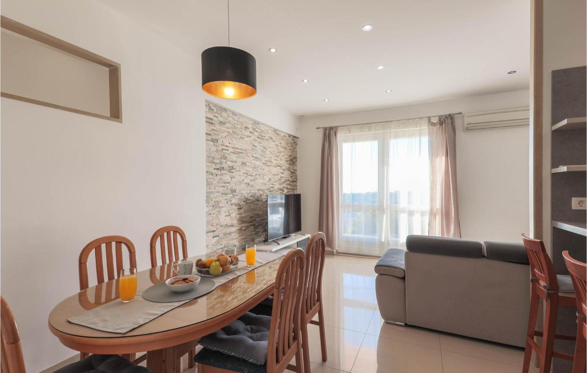 3 Bedroom Gorgeous In Apartman Split